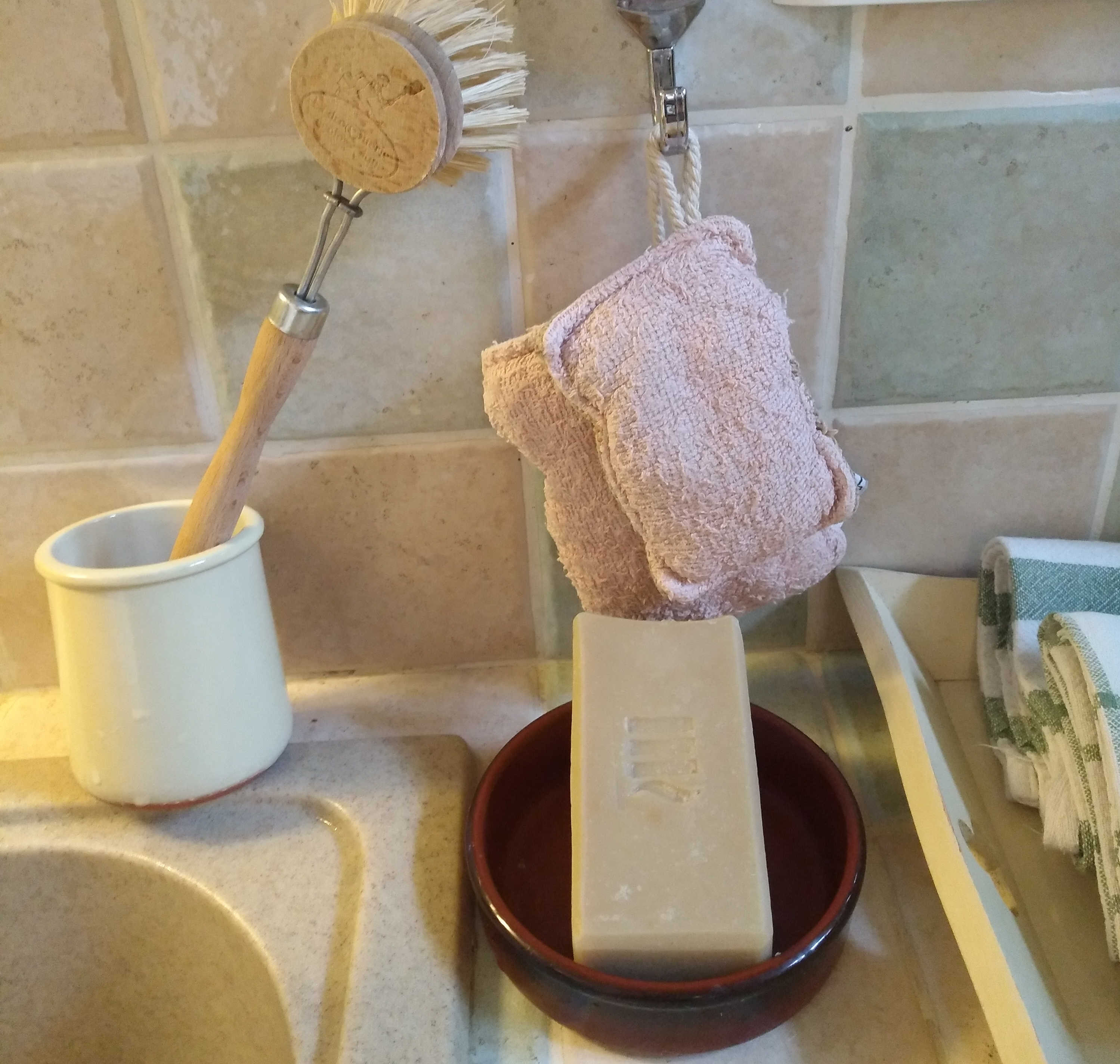 Les terrasses, gîtes en Cévennes – Our solid cleaning soap and washable sponges