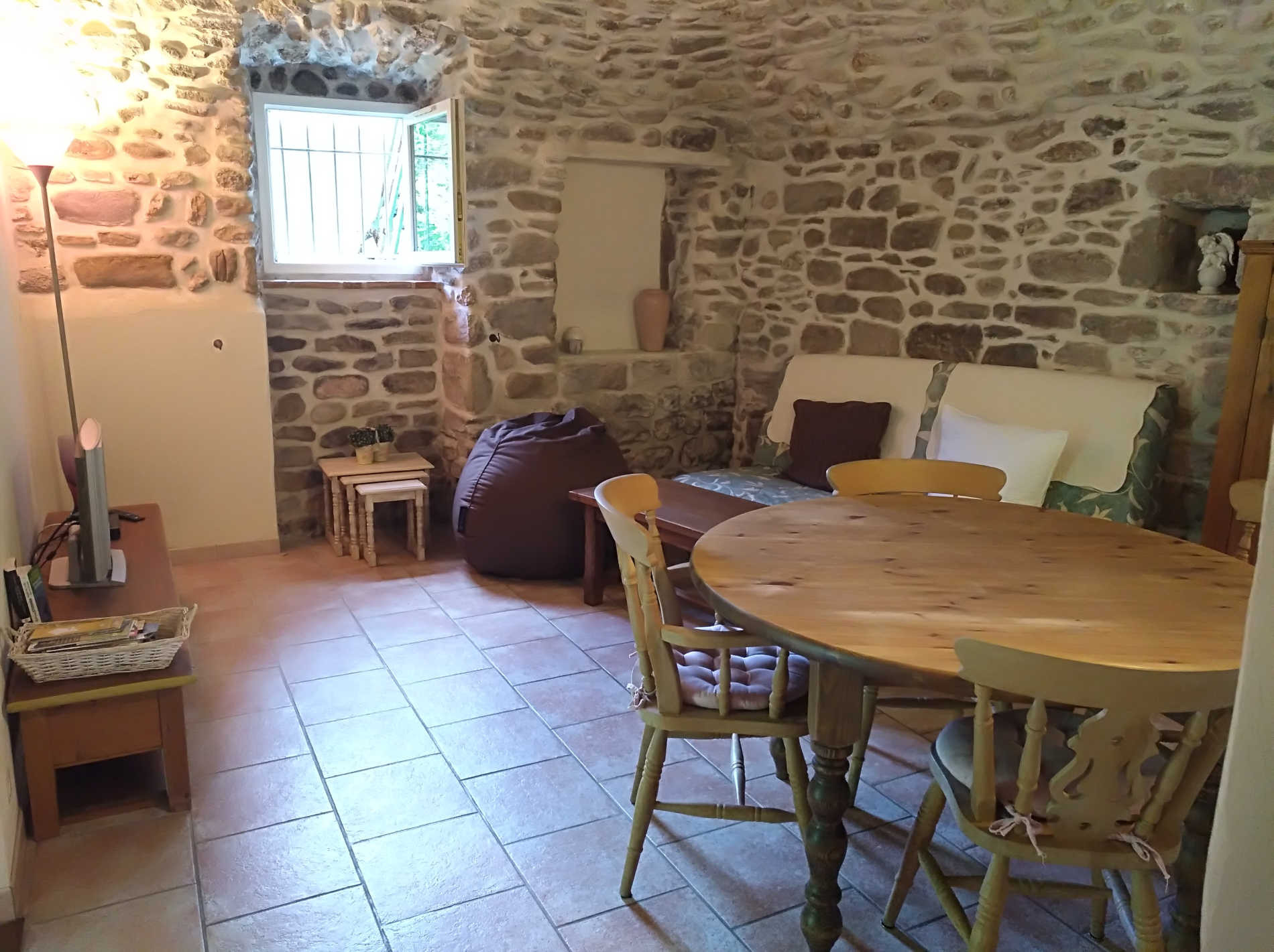 Les terrasses, gîtes en Cévennes - La rose des sables, le salon-salle à manger