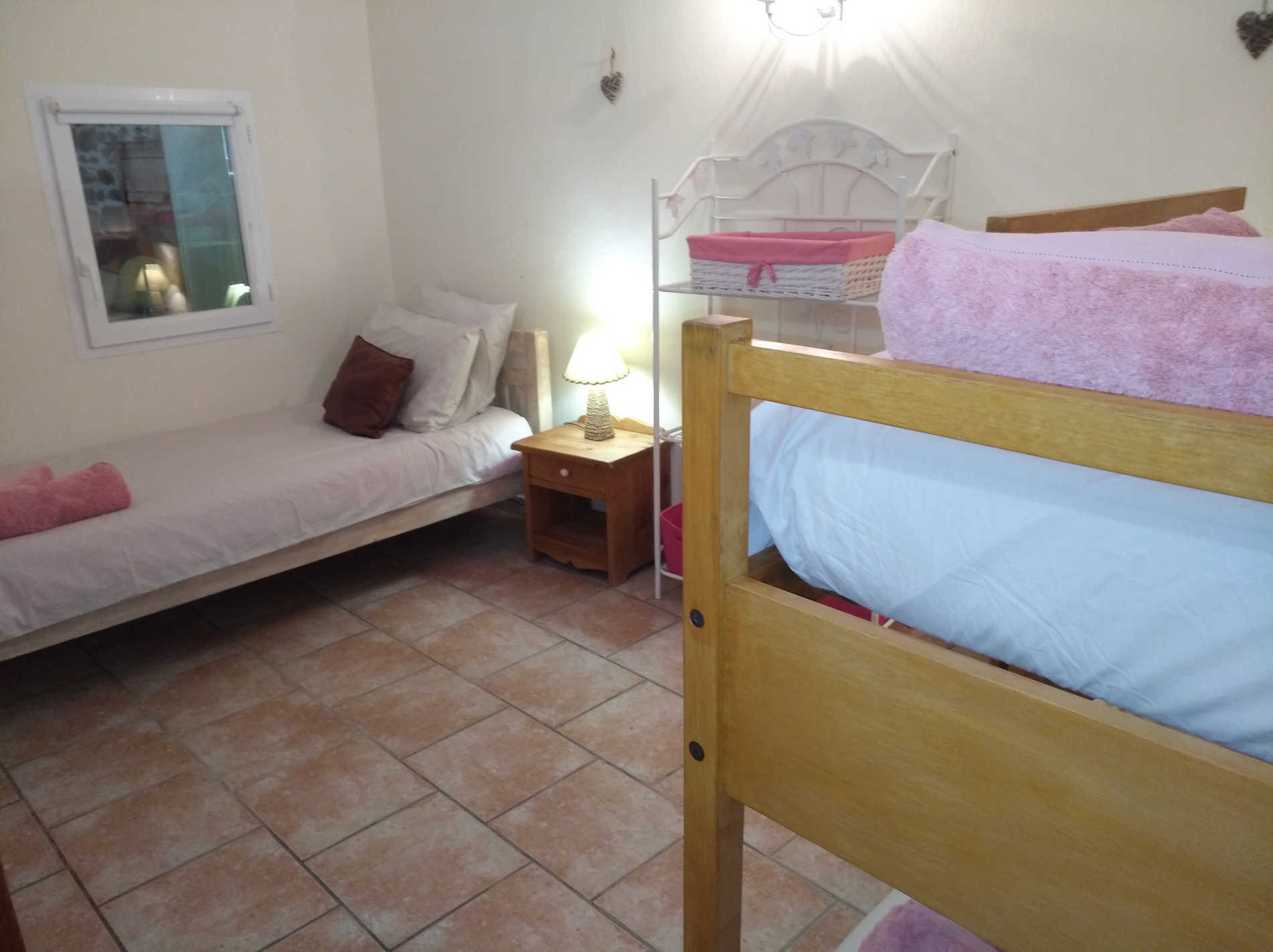 Les terrasses, gîtes en Cévennes, la piscine, La rose des sables