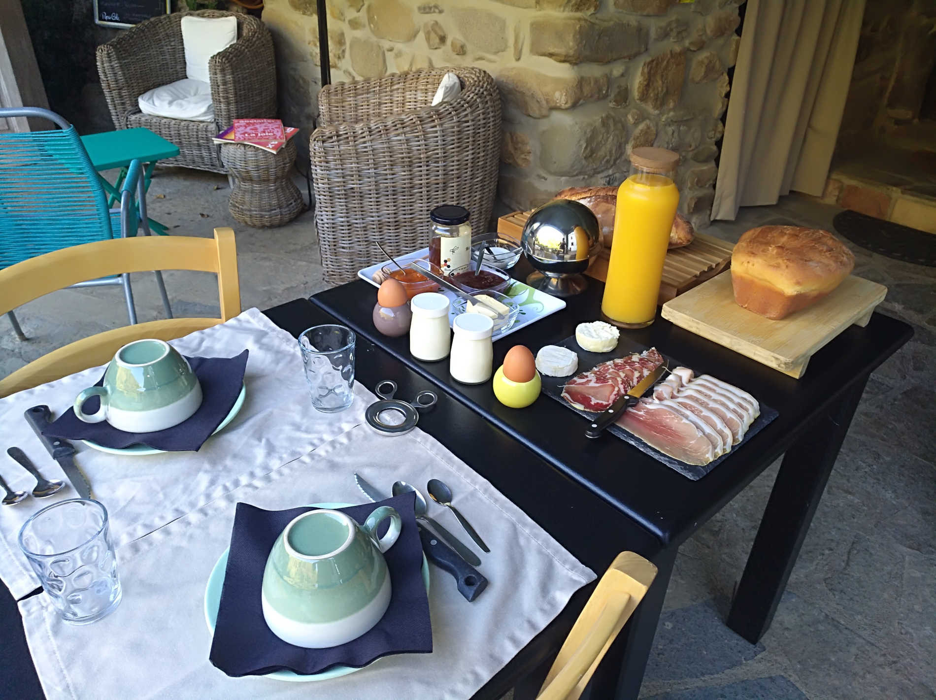 Les terrasses, gîtes en Cévennes - petit-déjeuner cévenol