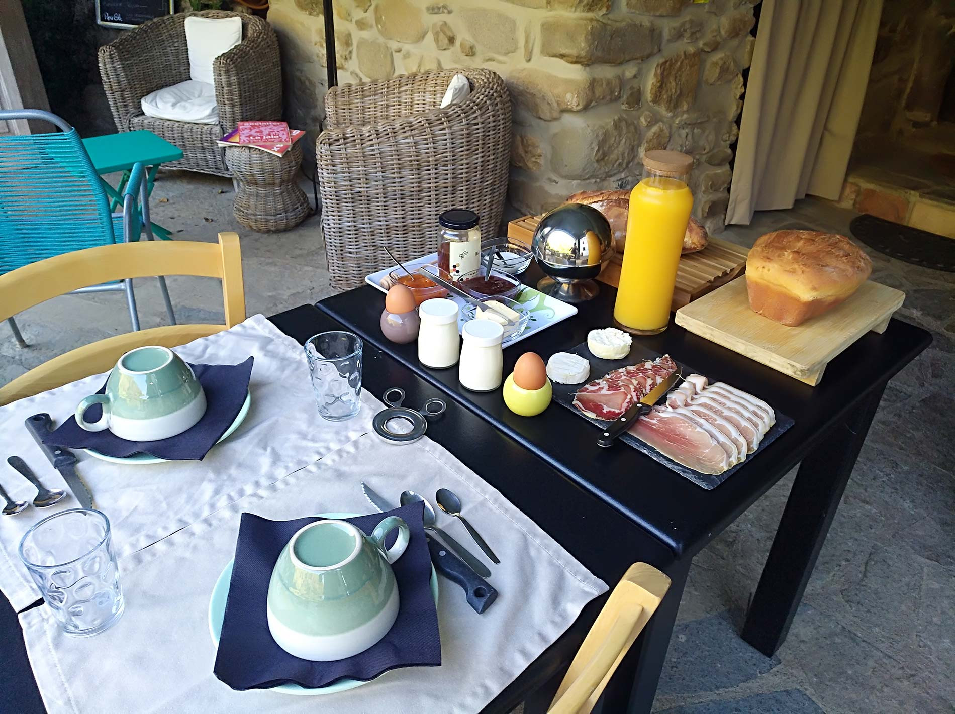 Les terrasses, gîtes en Cévennes, petit-déjeuner cévenol