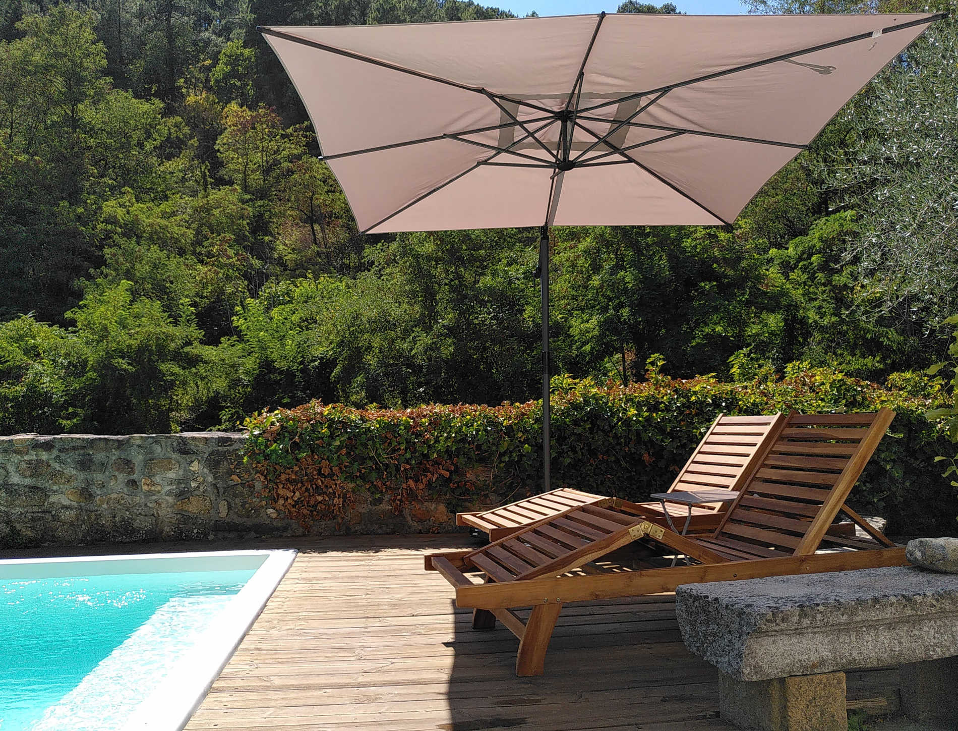 Les terrasses, gîtes en Cévennes, la piscine