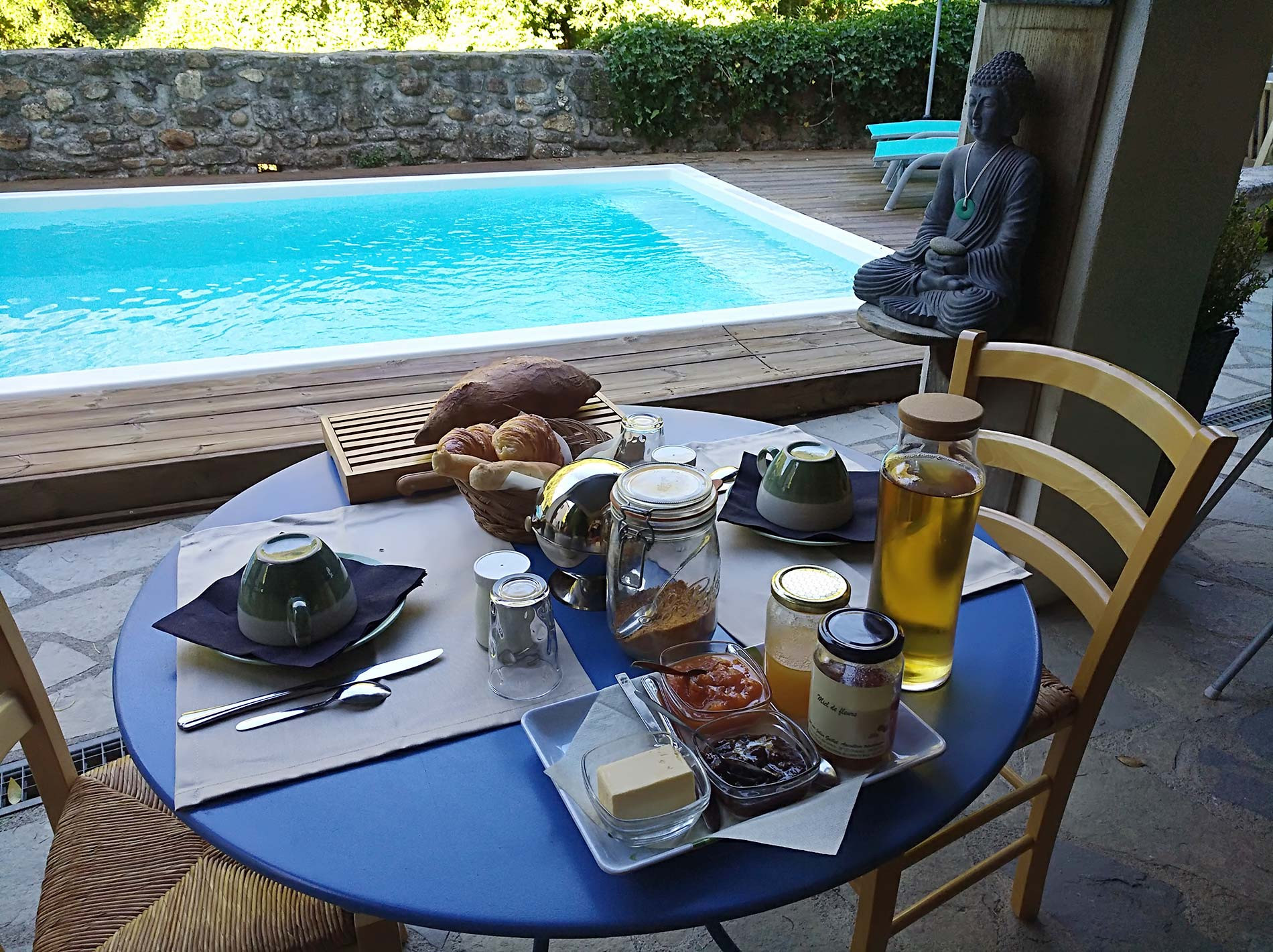 Les terrasses, gîtes en Cévennes, petit déjeiuner continental