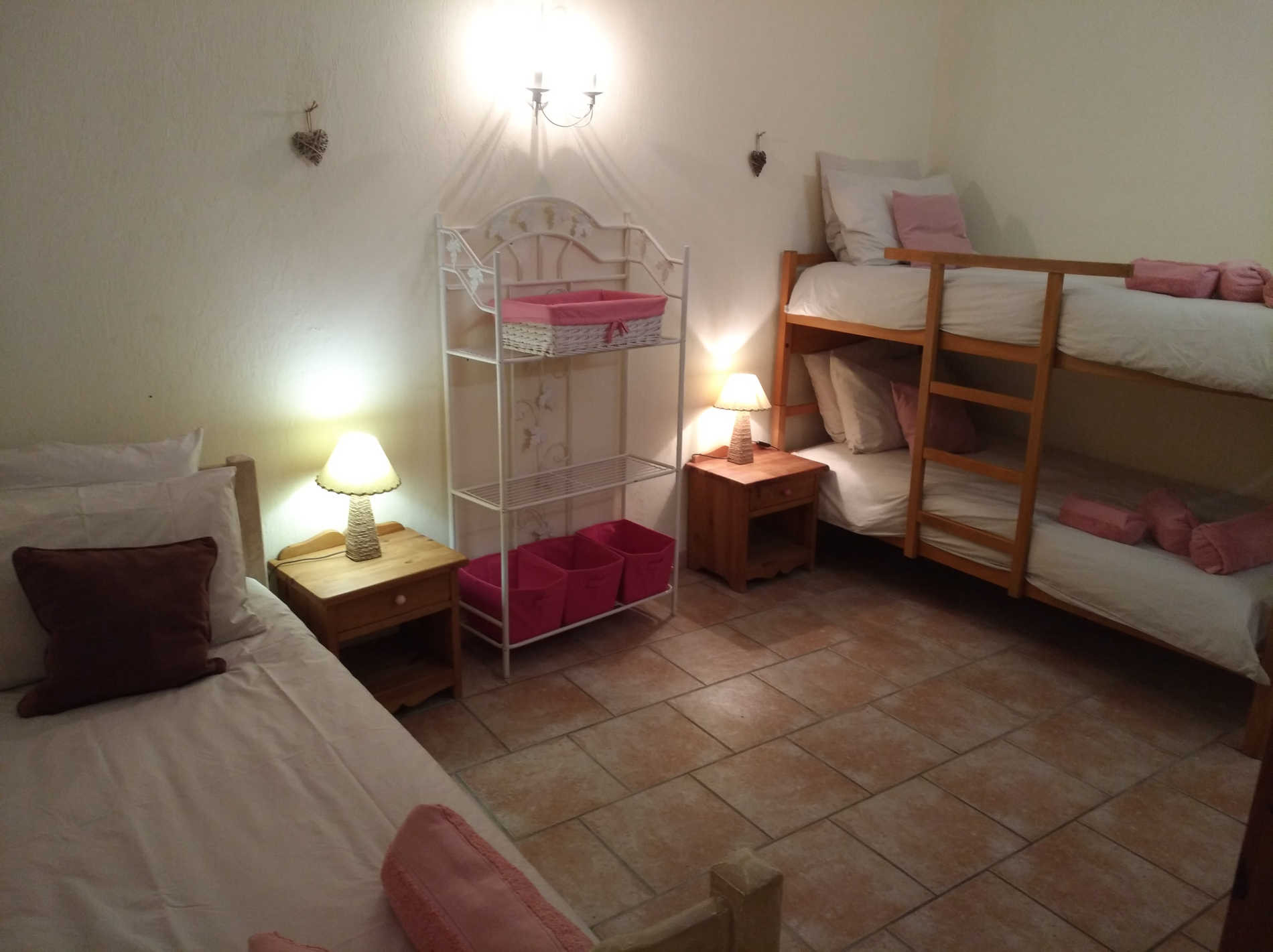 Les terrasses, gîtes en Cévennes, la piscine, La rose des sables