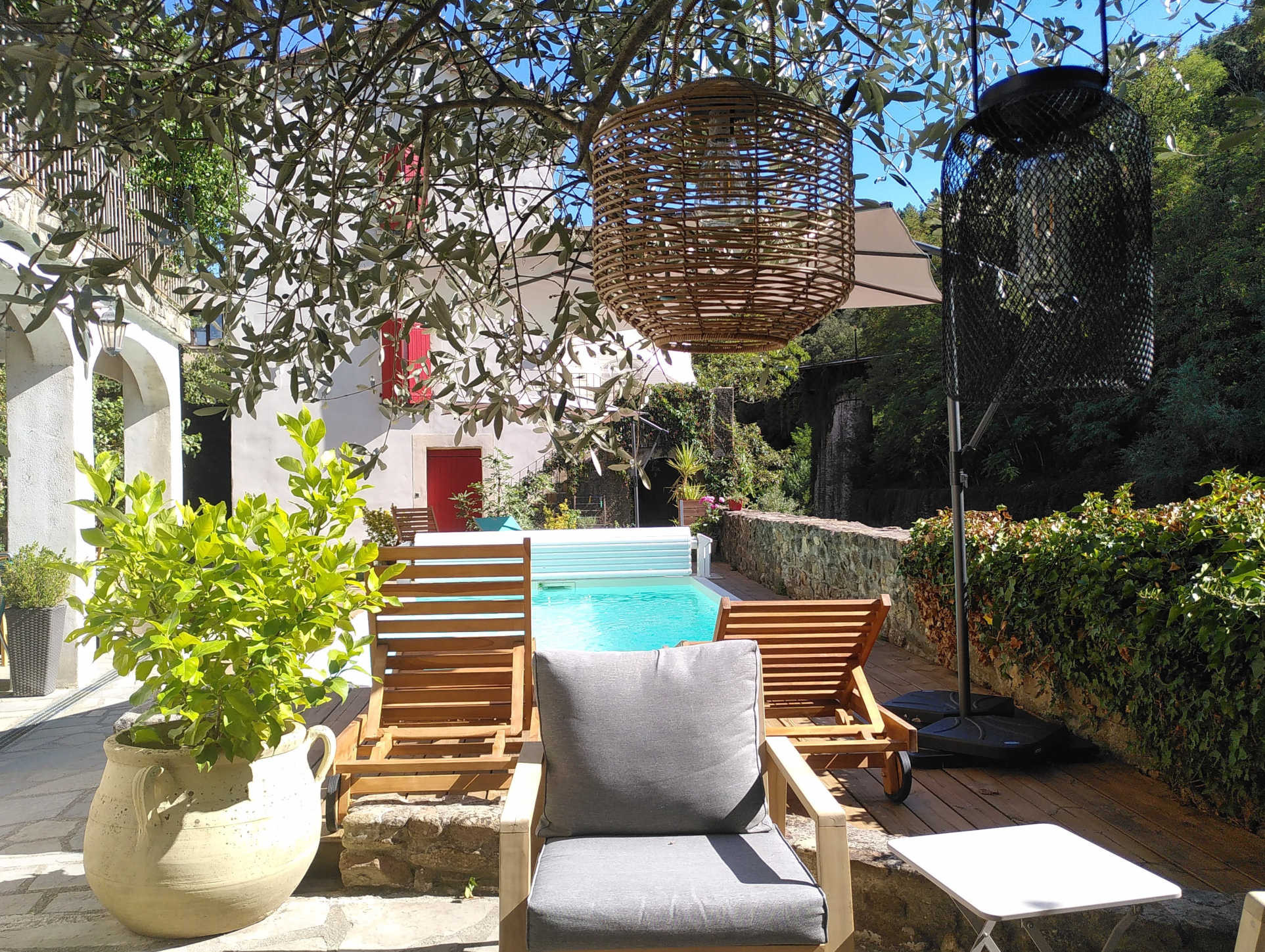 Les terrasses, gîtes en Cévennes, la piscine