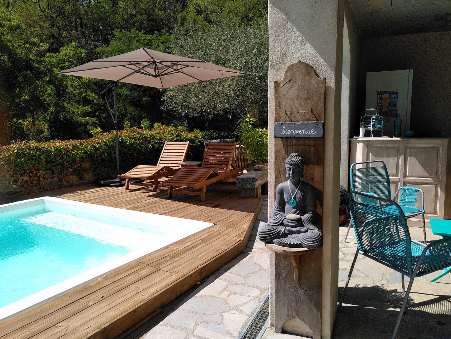 Les terrasses, gîtes en cévennes - Les jardiuns et la piscine