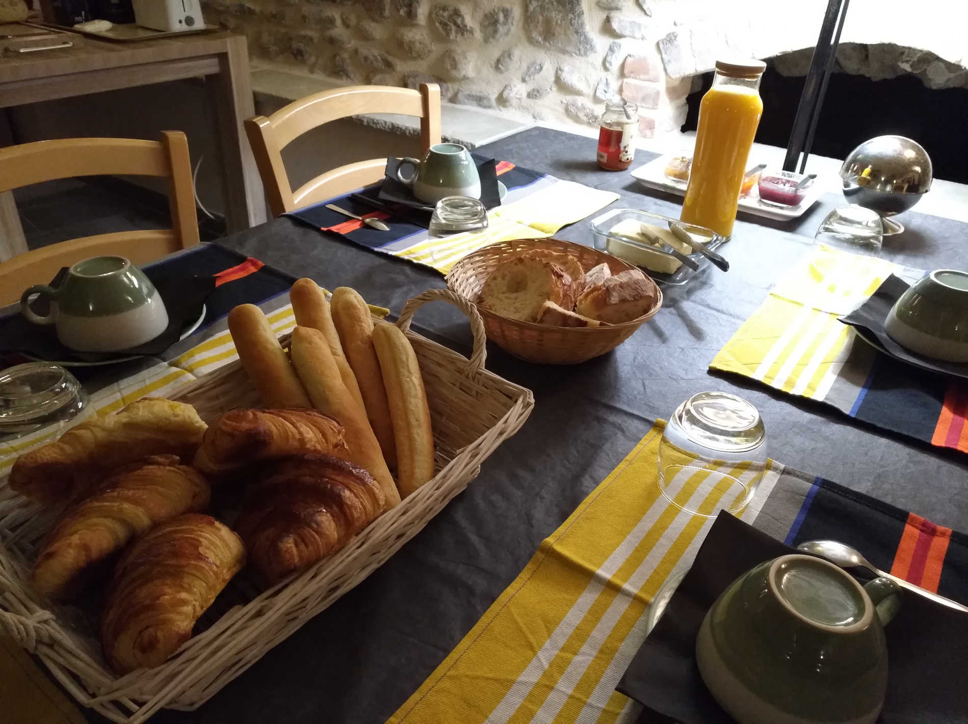 Les terrasses, gîtes en Cévennes, petit-déjeuner continental