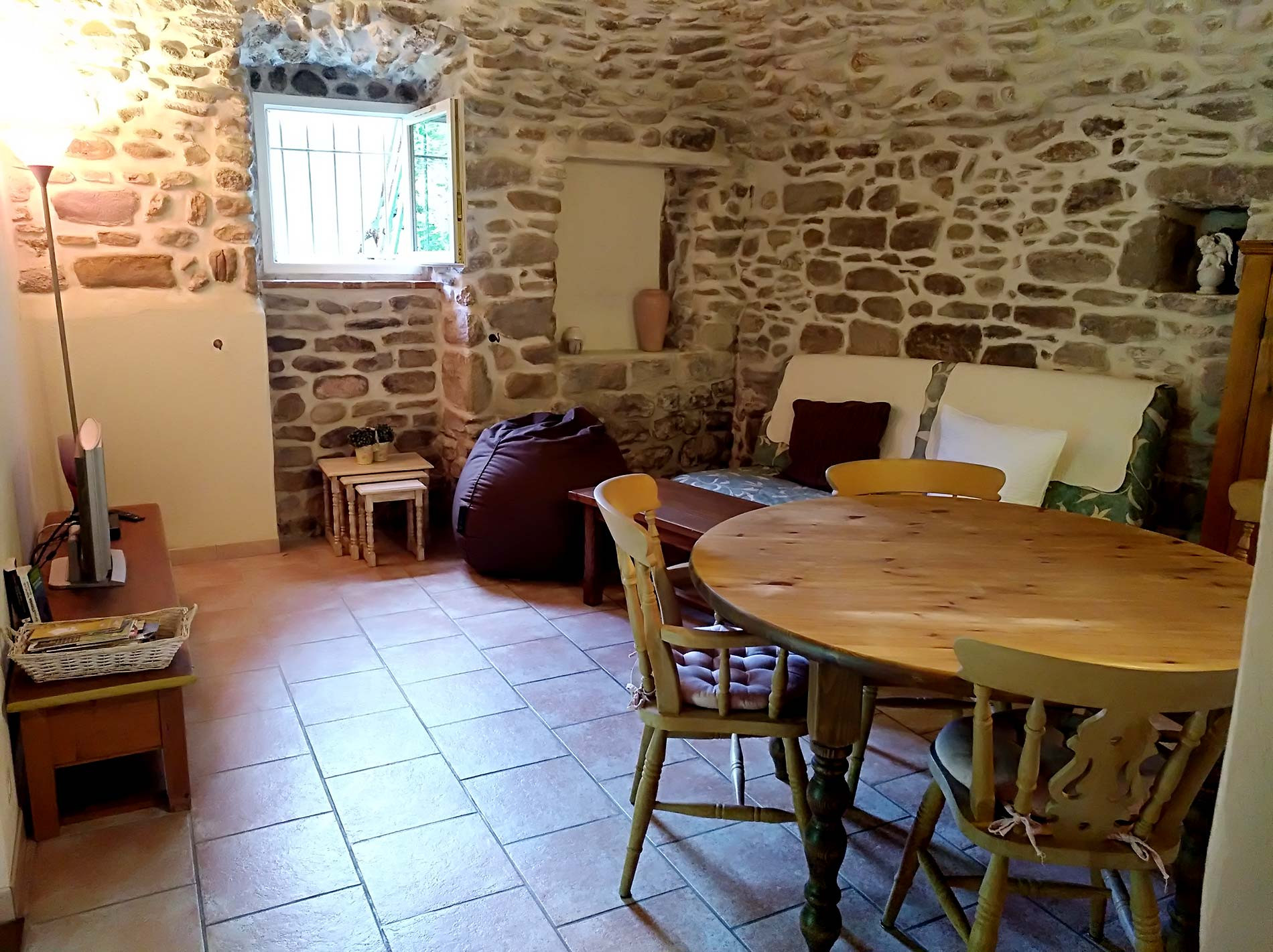 Les terrasses, gîtes en Cévennes, la piscine, La rose des sables
