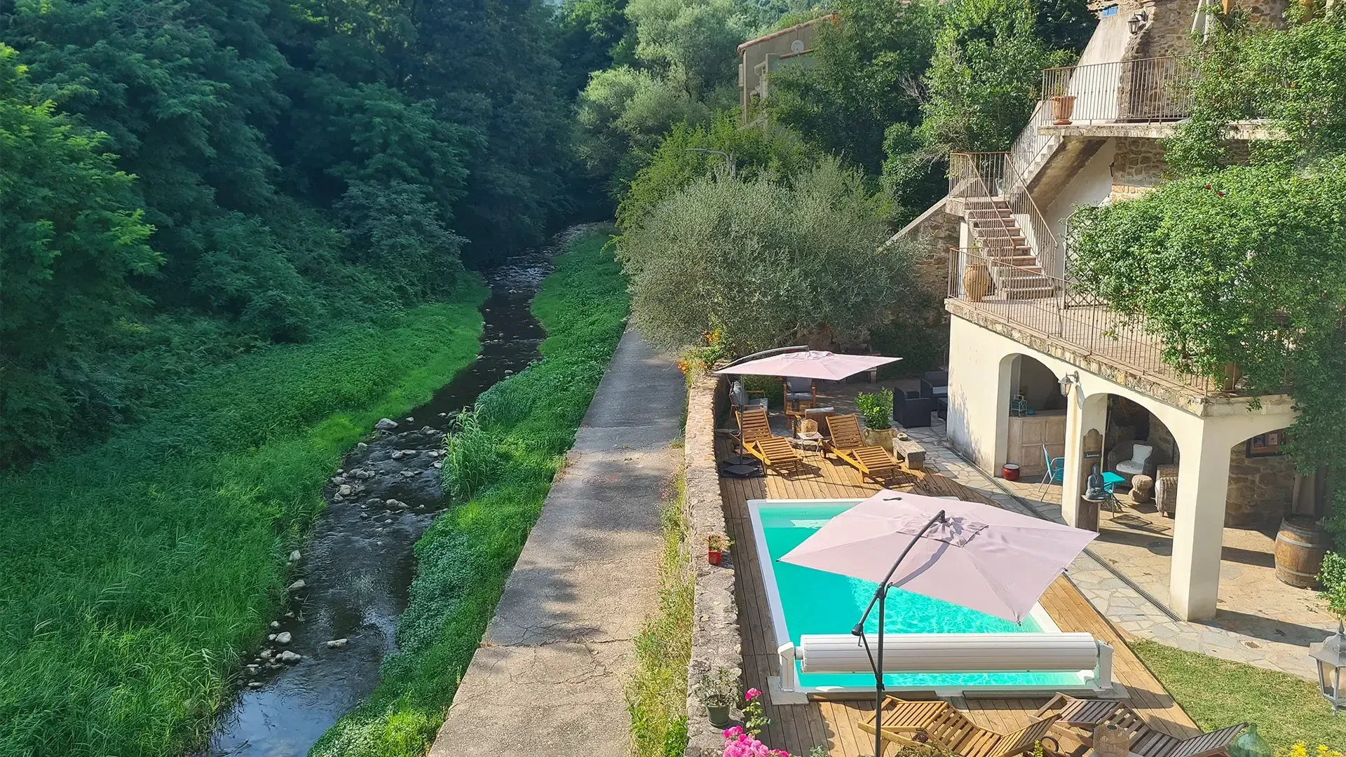 Les terrasses, gîtes en Cévennes avec piscine et rivière