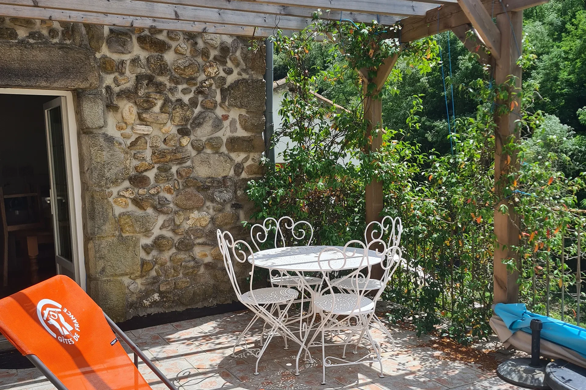 La terrasse, gîte Le soleil du sud 2 pers