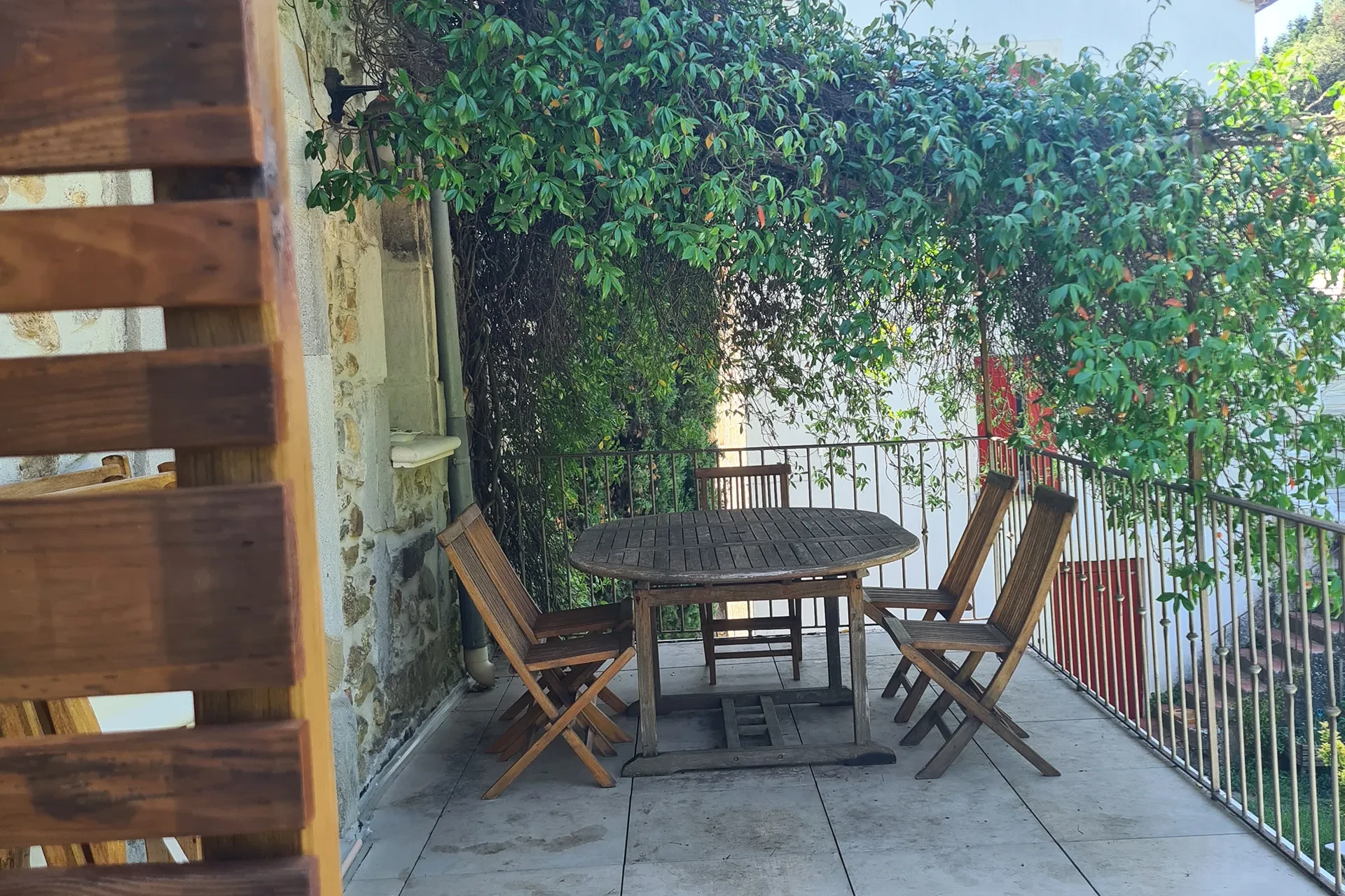 Terrasse privative sous le jasmin, gîte La rose des sables