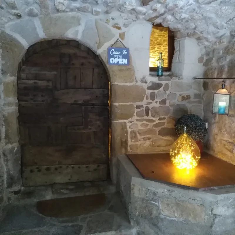 Les terrasses, gîtes en Cévennes, salle la source