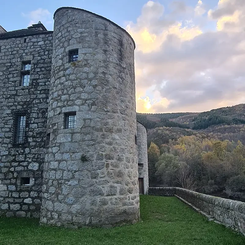 Les terrasses, gîtes en cévennes – Patrimoine & Village – Le château de Castanet