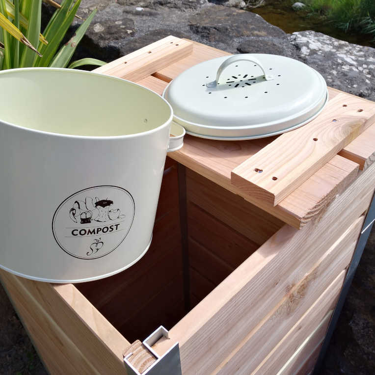 Les terrasses, gîtes en Cévennes – Our compost bin